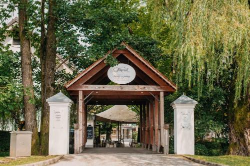 Hotel Dvor Jezersek Brnik in Cerklje na Gorenjskem
