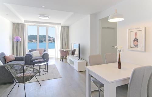 Hotel M Apartment 4 - Sea View, Breakfast & Free Garage Parking