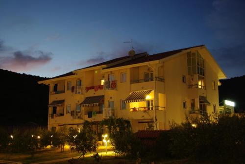 Hotel Zlatni Lav