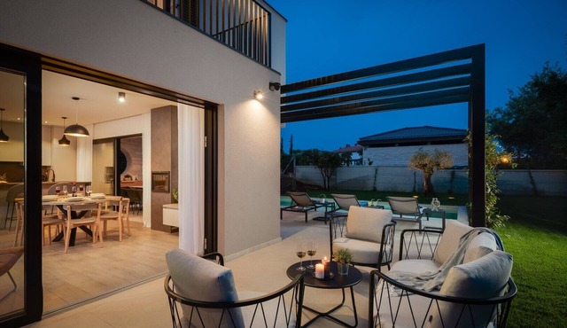 House with heated pool, garden and private parking in Poreč. in Porec