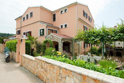 Idyllisches Apartment nur 200 Meter zum Strand mit Taxibootverbindung nach Rovinj in Rovinj