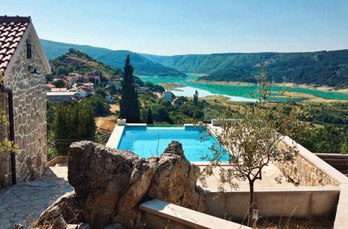 Jukini Dvori Villa with a view of the Green lake in Ričice