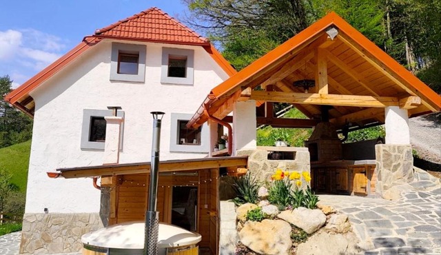 Kmetija Karničnik-kmečka hiša Matejka with Hot tub&Sauna in Velenje