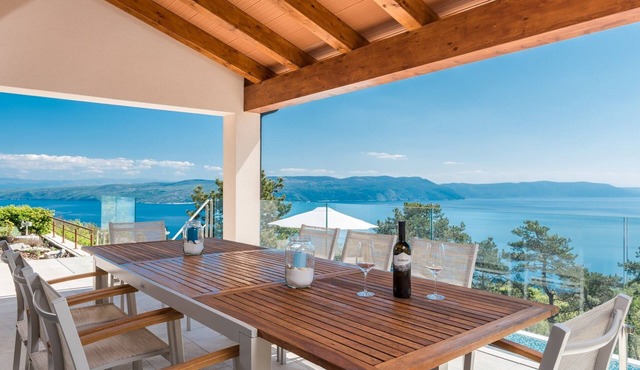 Last Minute! Spacious, luxurious villa with a magnificent ocean view!