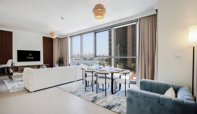 Livbnb 2B with Skyline Views Steps to Creek Marina in Dubai