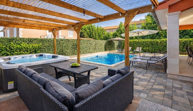 Lotus Elite Villa with Pool & Jacuzzi 10