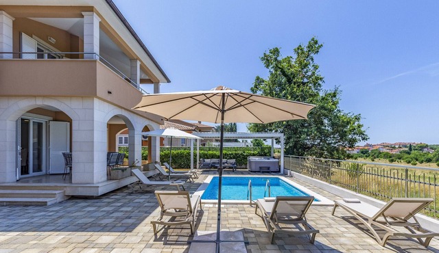 Lotus Elite Villa with Pool & Jacuzzi 5