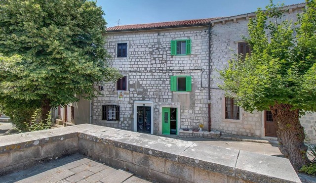 Lovely 15th Century apartment in Osor
