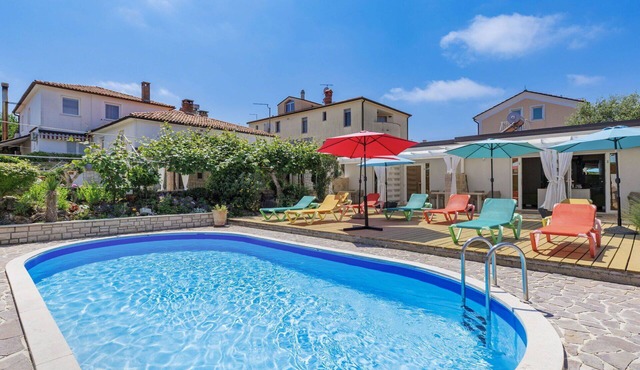 Lovely apartment for 2 people with WIFI, A/C, pool, TV and terrace in Umag