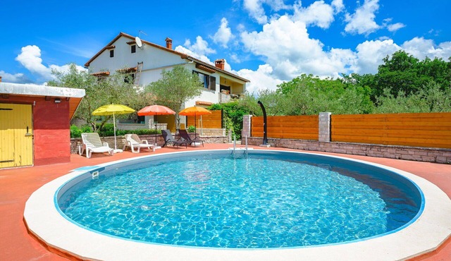 Lovely apartment for 4 guests with WIFI, A/C, private pool, TV, terrace and pets allowed