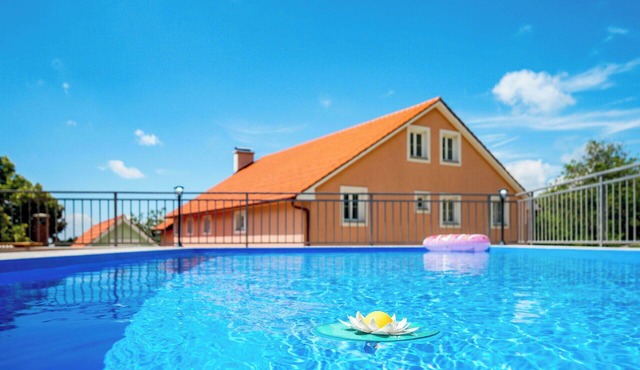 Lovely apartment for 4 guests with WIFI, pool, TV, terrace and pets allowed