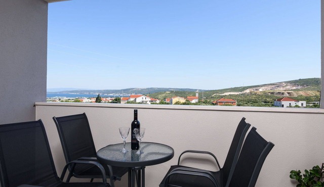Lovely apartment for 5 people with A/C, WIFI, TV, balcony and pets allowed in Solin