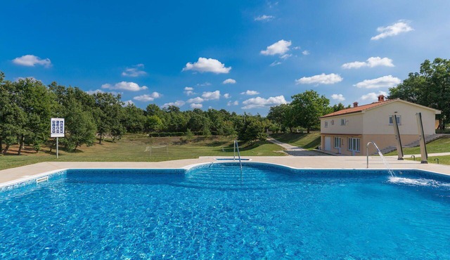 Lovely apartment for 8 people with pool, WIFI, A/C, TV and terrace in Pazin