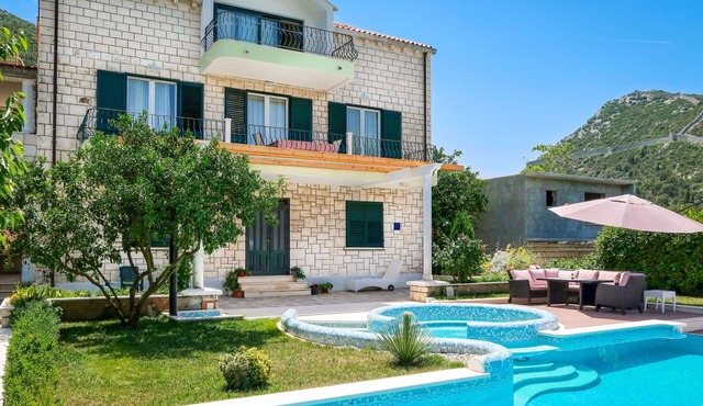 Lovely apartment for 5 people with WIFI, pool, A/C, TV, terrace and pets allowed