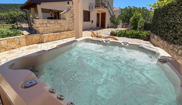 Lovely apartment in Cres with WiFi