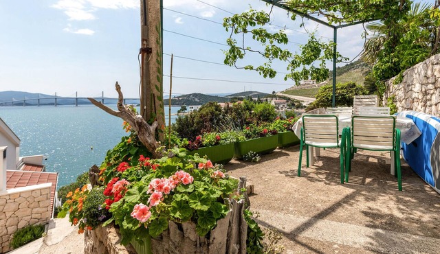 Lovely apartment in Klek with WiFi