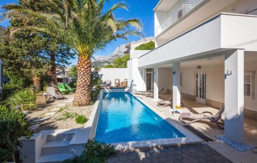 Lovely Apartment In Makarska