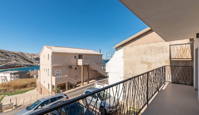 Lovely apartment in Metajna with house sea view in Metajna