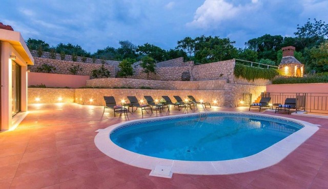 Lovely apartment in Molunat with WiFi