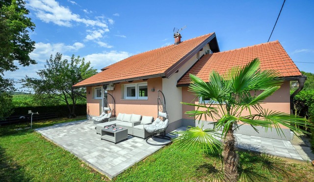 Lovely home in Duga Resa