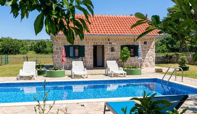 Lovely home in Gradac