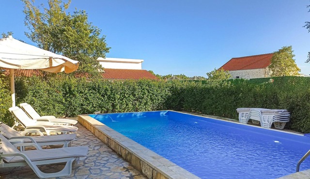 Lovely home in Lisane Tinjske