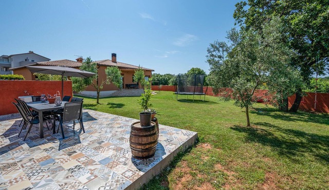 Lovely home in Liznjan with WiFi