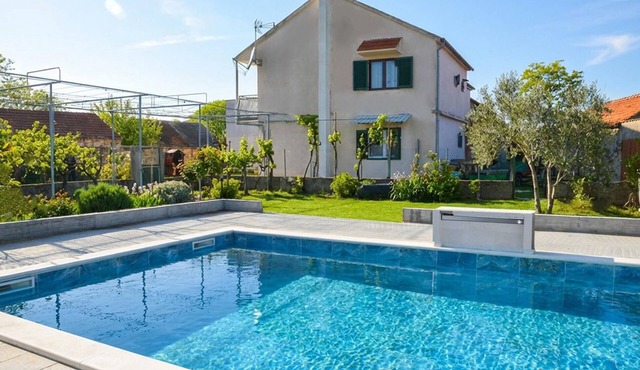 Lovely home in Lozovac in Lozovac