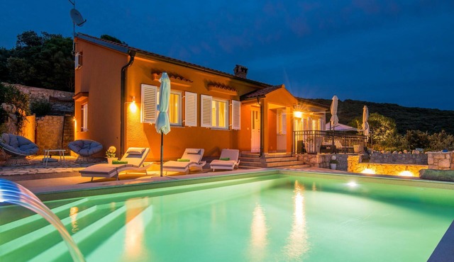 Lovely home in Miholascica