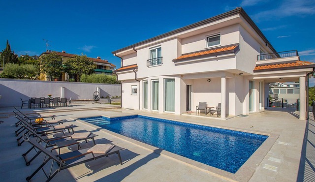 Lovely home in Porec with sauna