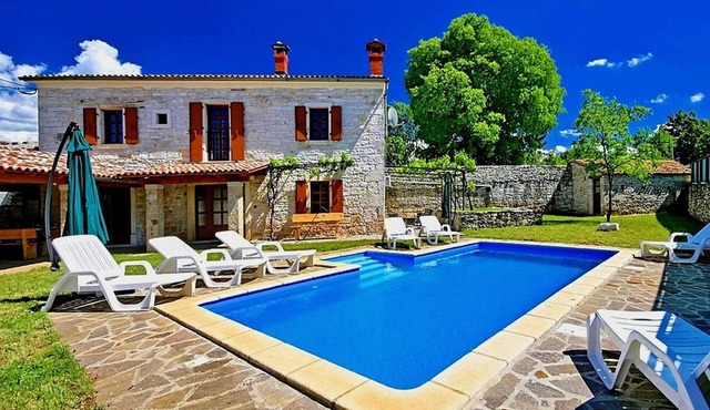 Lovely home in Tinjan with WiFi in Tinjan