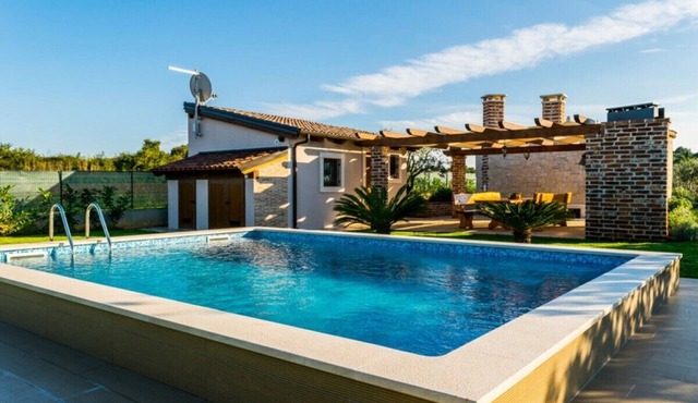 Lovely Newly Built Round Cottage with A/C and Private Pool and close to the Beach !