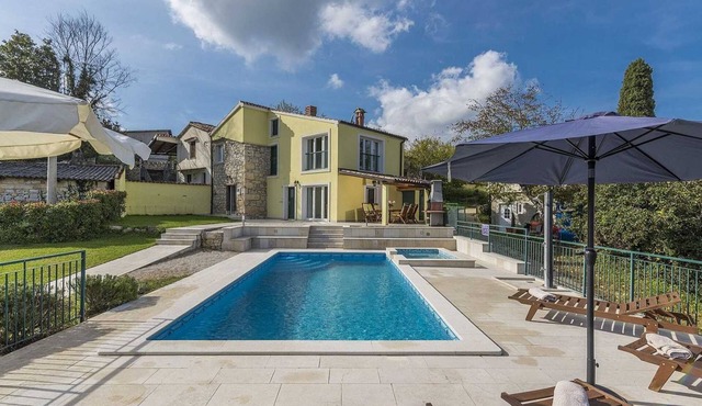 Lovely villa with swimming pool