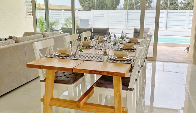 Lux & Comfy ~ Pool ~ Queen Beds in Rishon LeTsiyon