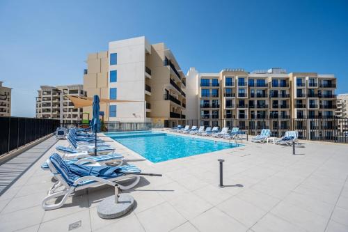Luxe 1 BR, Rooftop Pool & Gym, Dedicated Workspace in Ras al Khaimah
