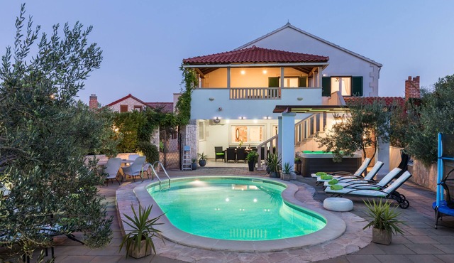 luxurios and comfortable Villa/Island Brač/with pool,jacuzzi/tranpol/14people