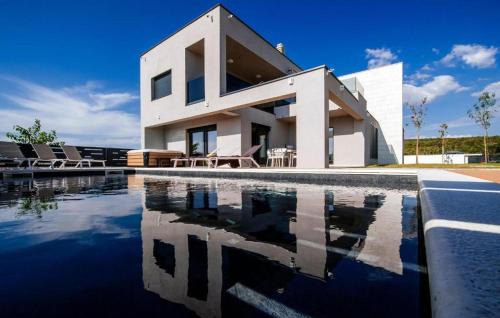 Luxurious Home In Debeljak