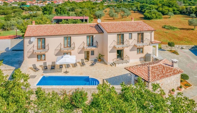 Luxurious home in Galizana in Galizana