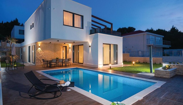 Luxurious home in Okrug Gornji with sauna