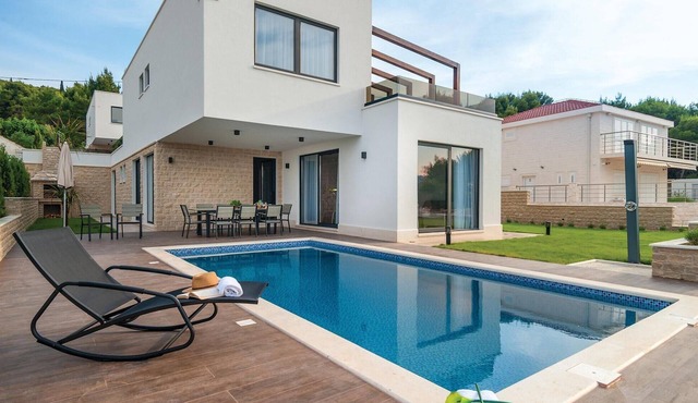 Luxurious home in Okrug Gornji with sauna