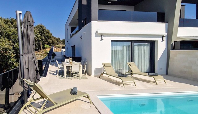 Luxurious home in Mandre with private swimming pool, can be inside or outside