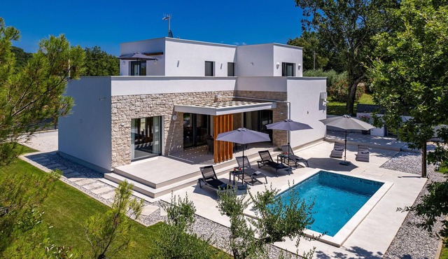Luxurious home in Marasi