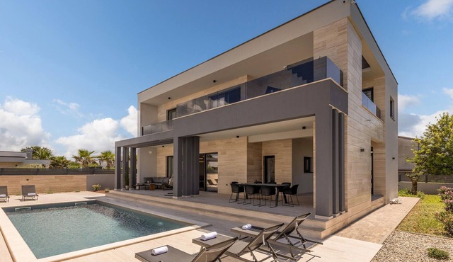 Luxurious home in Nin