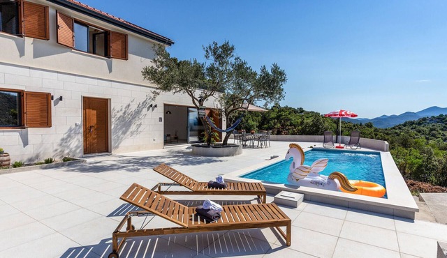 Luxurious home in Ploce