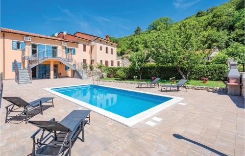 Luxurious Home In Plomin