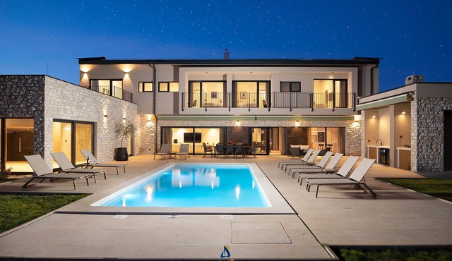 Luxurious New 5-BR Villa with private pool & sauna