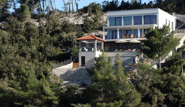 Luxurious new beach villa for 8 people, with parking, private pool, WIFI