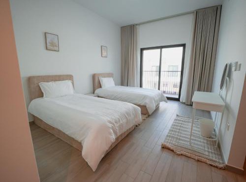 Luxury 2 bedroom villa pool beach gym access in Fujairah