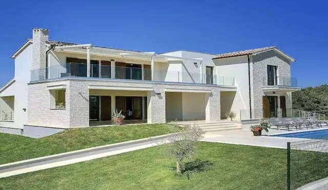 Luxury 5 Bed, 7 Bath, Villa. Pool, Gym, Sauna, Hottub, Parking, 2 terr w/Seaview in Jursici