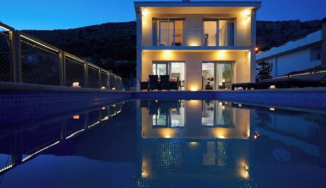 Luxury 5-Star Villa Maranata/Pool, Sea View, Spa, Gym, Pet-Friendly near Split in Jesenice